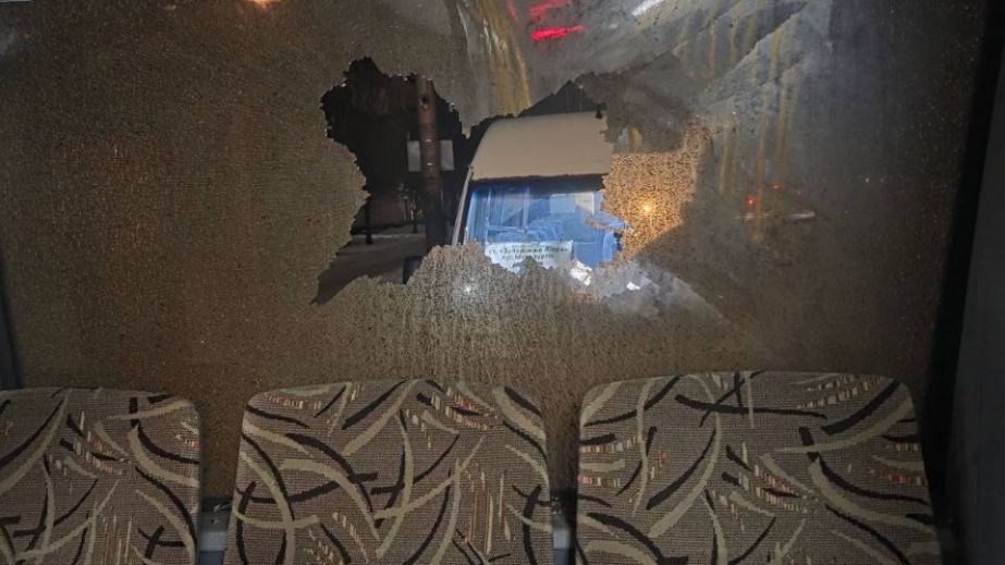 Невідомі понівечили автобус у центрі Запоріжжя