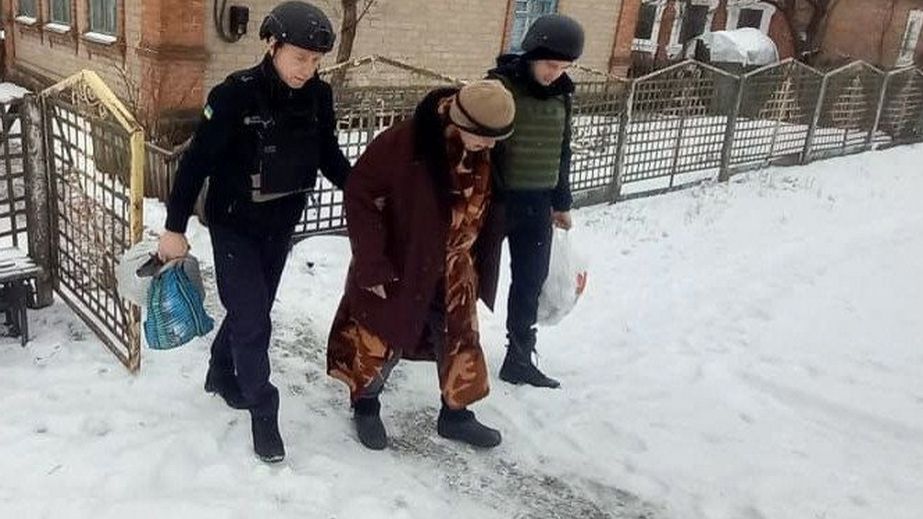 Пожилых супругов эвакуировали из-под обстрелов на Запорожье