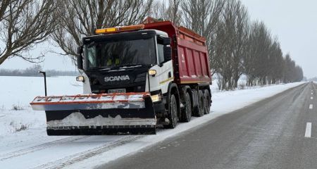 Понад 60 спецмашин відправили на дороги Запорізького регіону через сніг