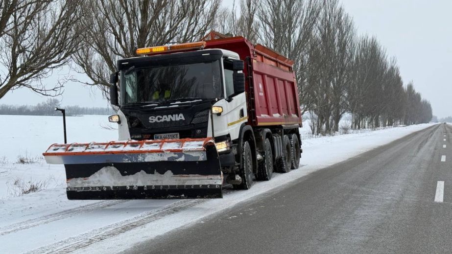 Более 60 спецмашин отправили на дороги Запорожского региона из-за снега