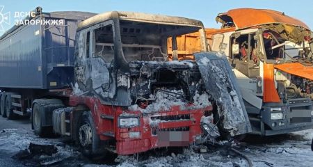Оселя та вантажівки горіли після російських ударів на Запоріжжі