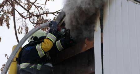 Люди оказались в пылающей двухэтажке в Запорожье &ndash; детали