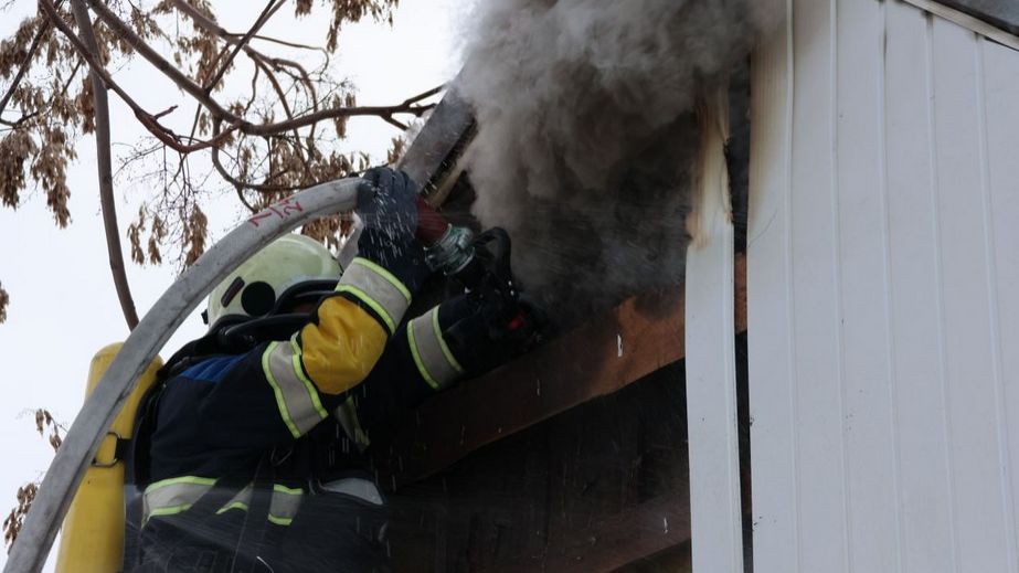 Люди опинилися в палаючій двоповерхівці в Запоріжжі &ndash; деталі