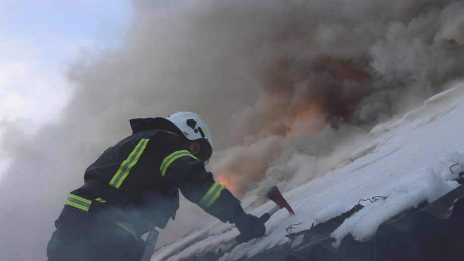 Одразу дві оселі палали в Запоріжжі &ndash; деталі від ДСНС