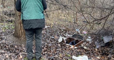 Кучу мусора обнаружили возле популярной зоны отдыха в Запорожье