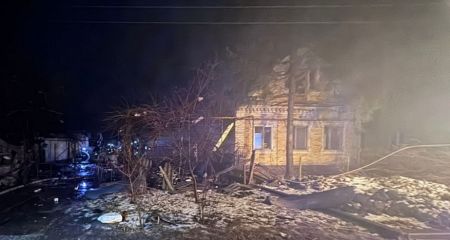 Будинки горіли після російських обстрілів на Запоріжжі: є жертва та постраждалі