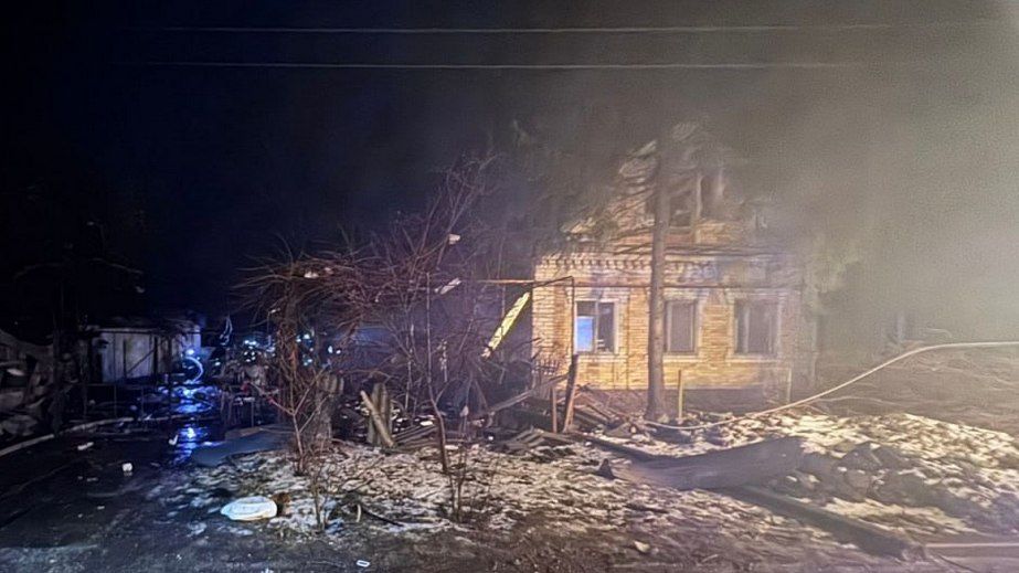 Будинки горіли після російських обстрілів на Запоріжжі: є жертва та постраждалі