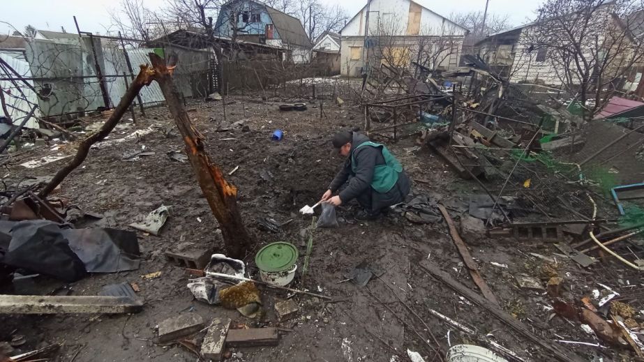 Воронку и обломки нашли в двух районах Запорожья после обстрелов