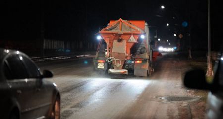 Через ожеледицю на дороги Запорізької області вивели спецтехніку
