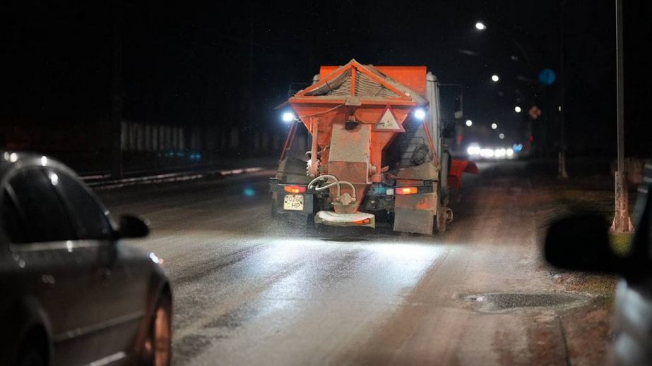 Из-за гололеда на дороги Запорожской области вывели спецтехнику