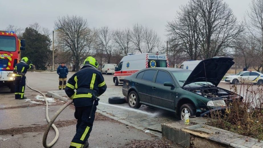 Двоє травмованих: "Шкода" влетіла в огородження в Запорізькому районі