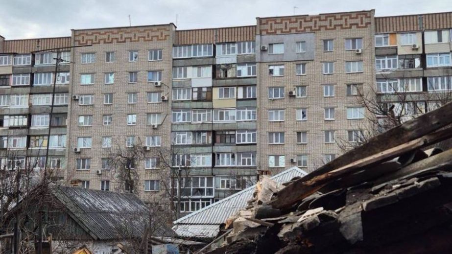 Після атаки в Запоріжжі комунальники "зашили” вікна у 17 будинках