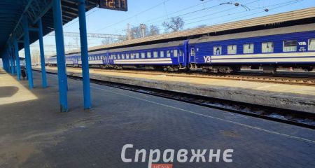 До 8 часов задерживаются поезда сообщением с Запорожьем из-за массированного обстрела