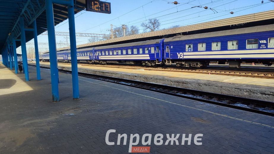 До 8 часов задерживаются поезда сообщением с Запорожьем из-за массированного обстрела