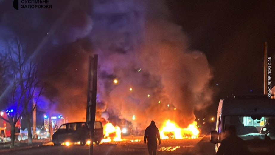 Пожар и травмированные: россияне ударили по спальному району Запорожья