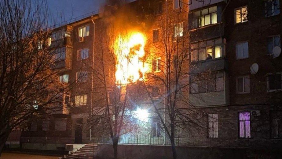 Жінку врятували з палаючої багатоповерхівки в Запоріжжі