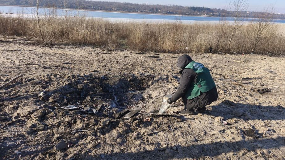 Вирва та забруднена земля: що знайшли на місцях "прильотів&rdquo; в Запоріжжі