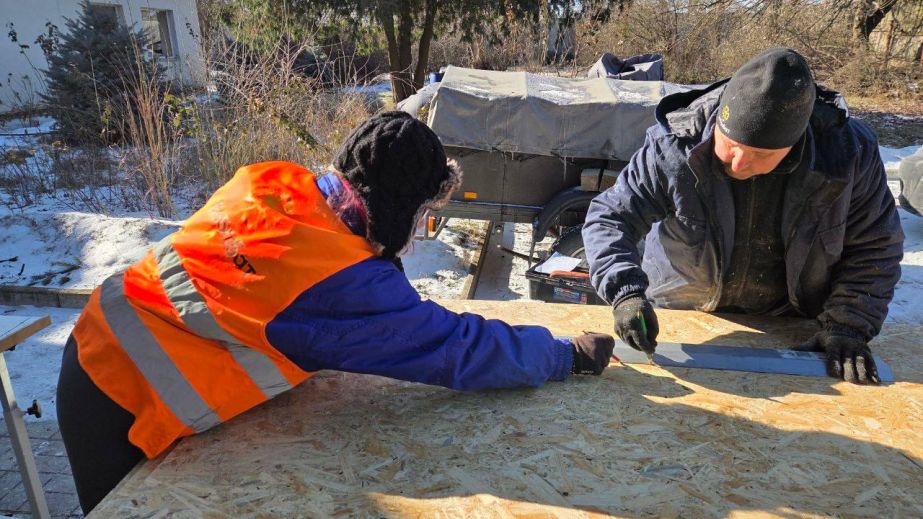 Побиті обстрілом будинки відновили волонтери в селі під Запоріжжям &ndash; кадри