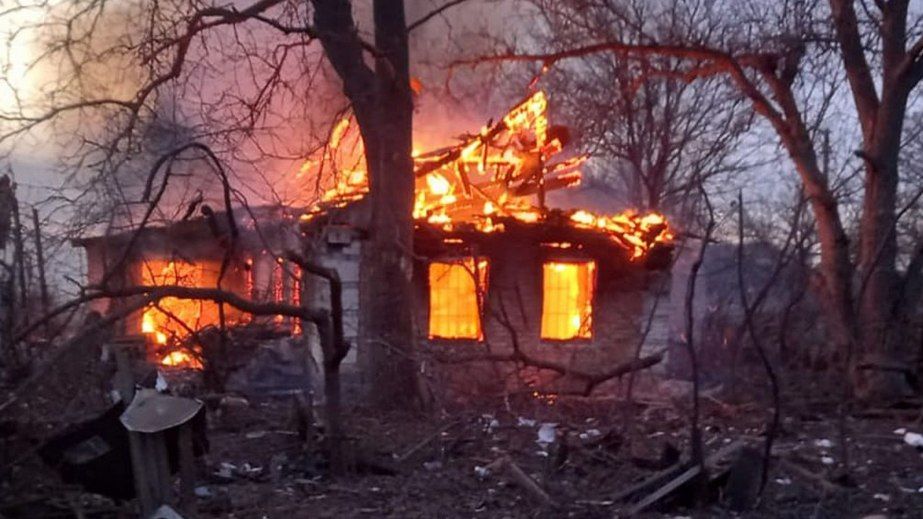 Підприємство та будинки горіли після ударів РФ на Запоріжжі: є жертви та постраждалі