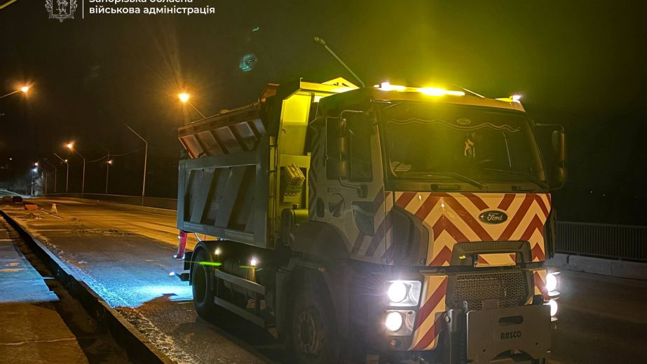 Ситуація на дорогах: кілька десятків спецтехніки працюють на вулицях Запоріжжя