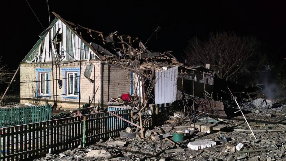 Обстрелы Запорожского района: спасатели деблокировали двоих детей и женщин