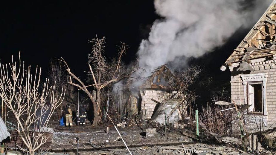 Три пожежі вирували після обстрілів РФ на Запоріжжі: є постраждалі