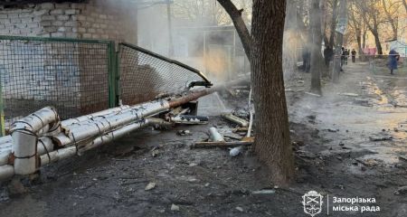 Поврежденная теплотрасса и выбитые окна: Запорожье подверглось вражеской атаке