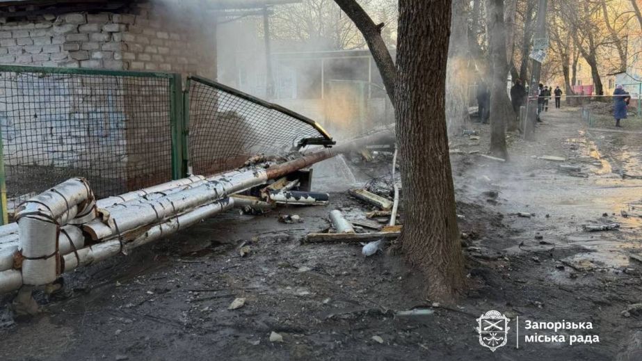 Понівечена теплотраса та вибиті вікна: Запоріжжя зазнало ворожої атаки