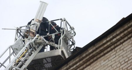 Уламки ворожого дрона знайшли на даху будівлі в Запоріжжі &ndash; кадри