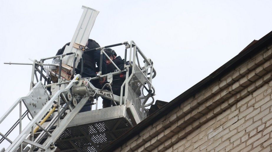 Уламки ворожого дрона знайшли на даху будівлі в Запоріжжі &ndash; кадри