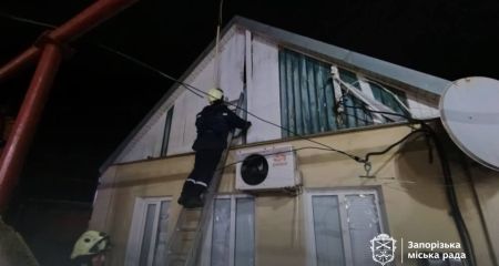 Комунальники "закрили&rdquo; вікна у потрощених ворогом будинках в Запоріжжі