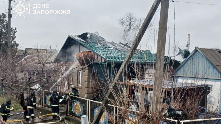 Тіло жінки дістали з-під завалів рятувальники після атак РФ на Запоріжжі