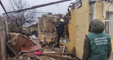 Кирпичами и обломками засорено место "прилета" в Запорожье