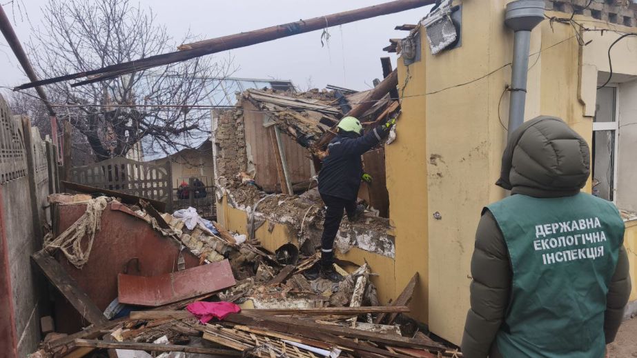 Цеглою та уламками засмічене місце "прильоту&rdquo; в Запоріжжі