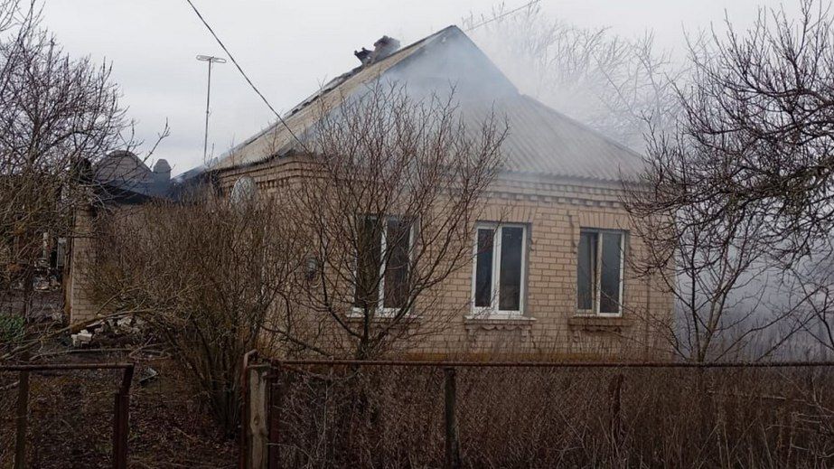 Навчальний заклад і будинок горіли на Запоріжжі через обстріли