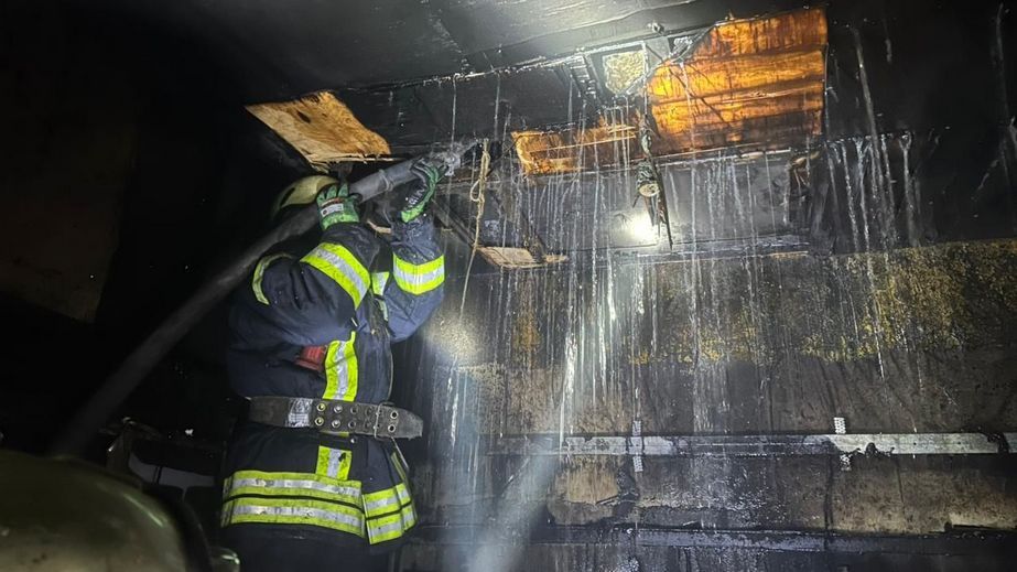 Ночью в Запорожье горел торговый киоск &ndash; кадры