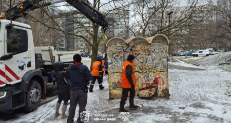 Еще один заброшенный киоск снесли в Запорожье &ndash; кадры