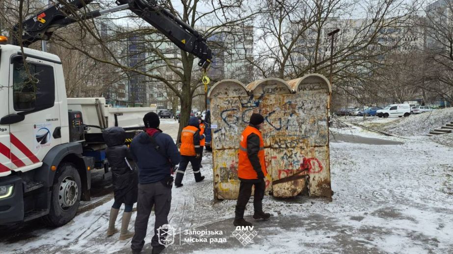 Еще один заброшенный киоск снесли в Запорожье &ndash; кадры
