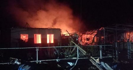 Будинки, автівки та мотоцикл горіли після обстрілів під Запоріжжям