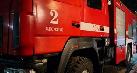 Господарча споруда та покрівля будинку палали на Запоріжжі після обстрілів РФ