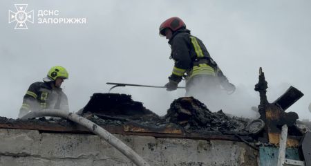 Дах приватного будинку спалахнув у Запоріжжі