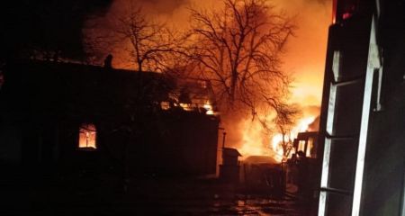 Будинки та господарчі споруди горіли під Запоріжжям після удару БпЛА: врятували двох людей