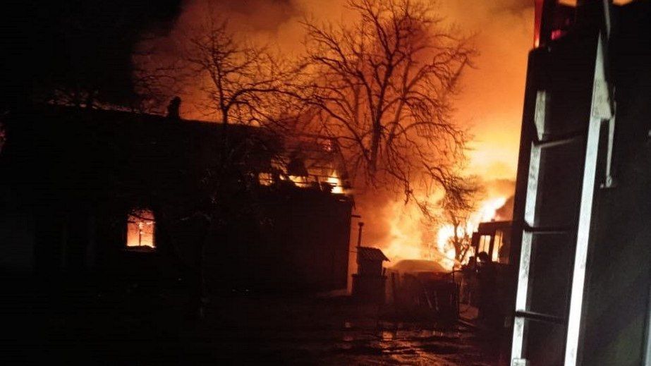 Дома и хозпостройки горели под Запорожьем после удара БпЛА: спасли двоих человек