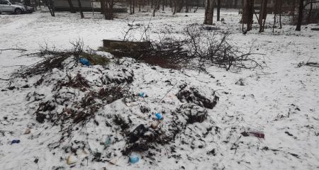 Біля багатоповерхівки у Запоріжжі знайшли стихійний смітник