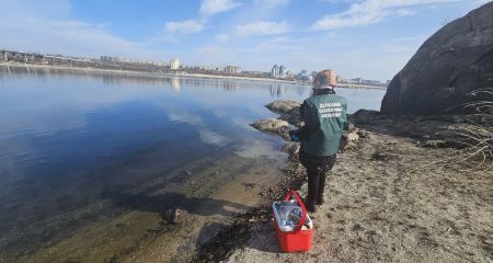 Запорізькі екологи перевірили райдужні смуги на Дніпрі біля Хортиці