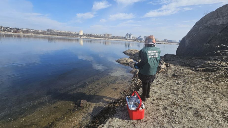 Запорожские экологи проверили радужные полосы на Днепре возле Хортицы