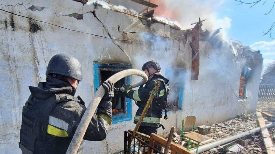 После российских обстрелов под Запорожьем горели дома