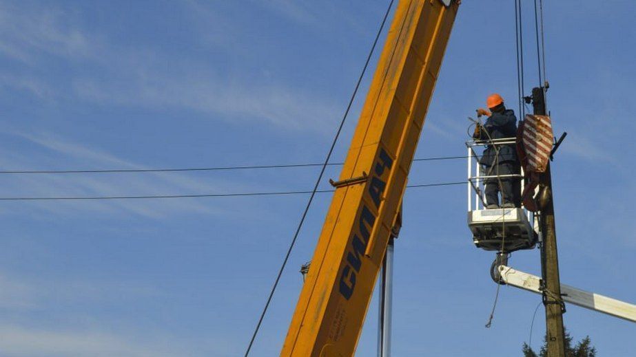 Более 57 тысячам потребителей на Запорожье вернули свет после обстрелов