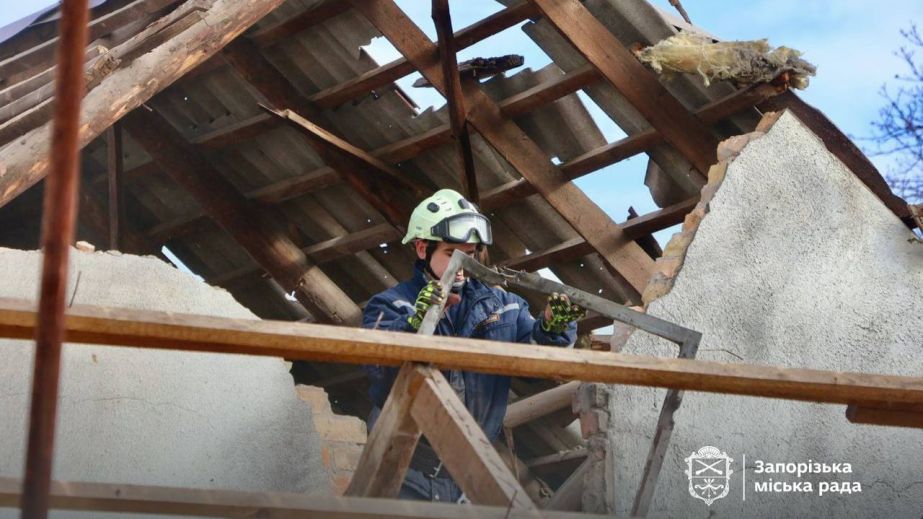 Вражеские обстрелы разбили дома в двух районах Запорожья &ndash; кадры