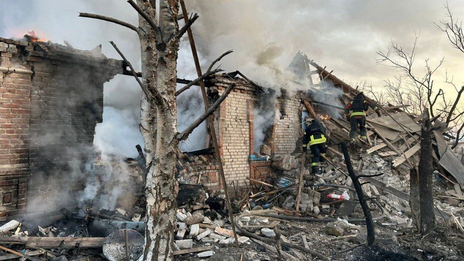 Дома и грузовики пылали после обстрелов в Запорожье и районе